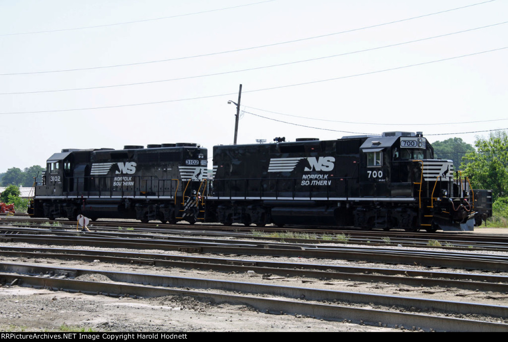 NS 700 & 3102 in Glenwood Yard